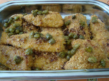 Filé de peixe na farofa ao molho de alcaparras