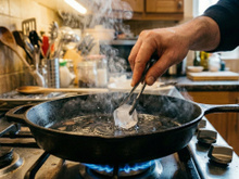 É por isso que você deve passar um cubo de gelo na frigideira quente: truque inusitado é muito útil na cozinha