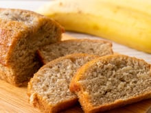 Ninguém acredita que esse bolo de banana é sem farinha de trigo e sem açúcar, fica melhor que de padaria!