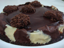 Bolo trufado de brigadeiro branco e preto: receita maravilhosa