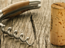 Para que serve o truque da rolha na geladeira e por que é recomendado?