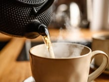 Nem chá verde, nem erva-cidreira: esse é o chá natural que pode substituir o café nas primeiras horas do dia e pode ajudar a revitalizar o corpo