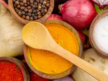 Não desperdice os benefícios da cúrcuma! Nutricionista revela duas estratégias fundamentais