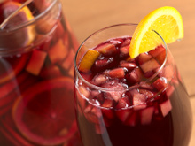 Receita de sangria para a ceia de Natal: deixe o vinho tinto refrescante e sedutor