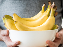Banana ajuda a pegar no sono? O que realmente acontece com o seu corpo se você comer a fruta antes de deitar