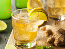 A verdade sobre o efeito da água de limão e gengibre para o fígado, segundo a ciência