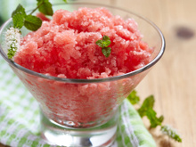 Sou fã de frutas congeladas e estou viciada em comer melancia assim nesse verão desde que descobri como congelar a fruta