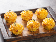 Nem airfryer, nem fritura: esse bolinho de batata sequinho leva poucos ingredientes e fica pronto em 20 minutos