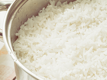 "Nunca deixe arroz cozido na bancada para depois, para o dia seguinte ou para não se sabe quando": entenda alerta de farmacêutica