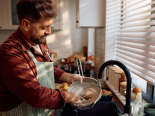 Se você lava a louça enquanto cozinha, a psicologia revela esses 8 padrões mentais sobre você