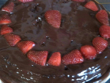 Bolo de chocolate com morango super fácil