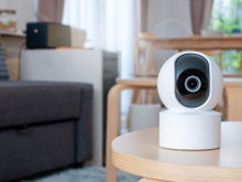 A câmera 360° que permite acompanhar sua casa direto do celular está com quase 50% OFF