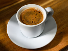 O melhor dos mundos: como beber café com a energia da cafeína, mas sem sofrer com ansiedade (truque simples com um ingrediente!)