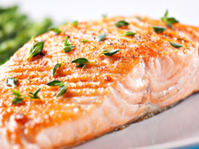 Disse adeus à frigideira e retomei os costumes antigos quando descobri que o peixe fica muito mais gostoso e muito mais saudável se feito assim