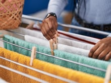Varal de chão com 3 andares é ideal para quem precisa secar muita roupa, mas tem pouco espaço — e está com 39% de desconto