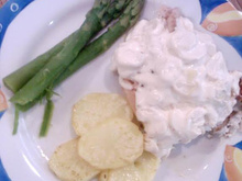 Peixe branco com molho de creme de champignons, batata e aspargos cozidos