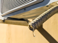 Muitos desperdiçam a água do ar condicionado, mas aqui está por que você deveria reutilizá-la