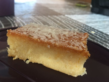 Bolo de leite condensado com cobertura de limão
