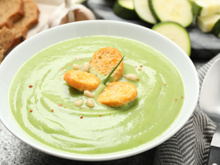 Essa sopa creme de abobrinha é perfeita para um jantar leve e nutritivo: sempre faço no inverno