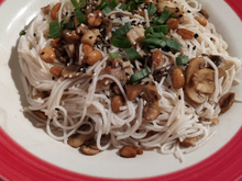 Macarrão de arroz com cogumelos