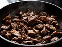 Um chef profissional deu um conselho que todos vão agradecer: "Muitas pessoas fazem isso assim que colocam a carne na panela, e é exatamente por isso que ela fica dura e seca."