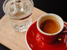 Na Itália, é comum servir um copo de água junto com café, mas não parecia fazer sentido até um especialista revelar o motivo