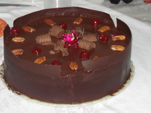 Bolo de chocolate com morangos