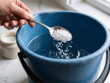 Colocar sal na água para limpar o chão funciona? TudoGostoso explica como o truque funciona e se vale a pena testar em casa