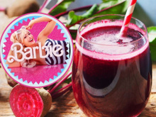 Divulgação do filme Barbie passou dos limites? Descubra por que o seu xixi está rosa!