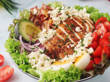 O que é a salada Cobb e por que você deveria experimentá-la? Uma refeição completa, nutritiva e fácil de fazer