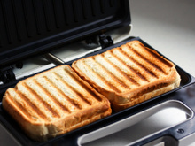 Desde que aprendi esse truque minha sanduicheira não fica mais suja: só precisa de um item que você já deve ter em casa