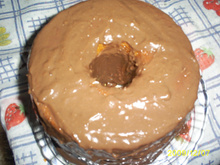 Bolo de cenoura com calda de chocolate