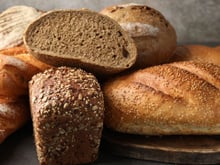 Não precisa cortar o pão se você tem pressão alta, o que você precisa é aprender a escolher o tipo de pão ideal!