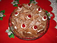 Bolo de brigadeiro e cerejas