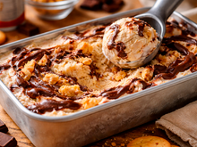 O sorvete caseiro de biscoito com ganache que não precisa de batedeira e lembra sobremesa de casa de mãe