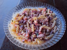Salada de macarrão colorido