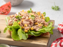 Salada de atum em lata com 4 ingredientes que faço em 5 minutos para um jantar vapt-vupt