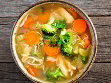 Muita gordura na sopa? Veja esses truques INFALÍVEIS para tirar todo o excesso de óleo e deixá-la mais saudável