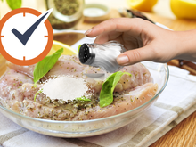 É impressionante o poder do sal no preparo e suculência do frango: faça isso 12 horas antes e veja a mágica acontecer