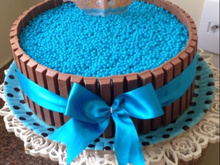 Bolo de aniversário com kit kat