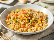 Arroz frito com frango e legumes: receita perfeita para um almoço facil, rápido e saboroso