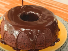 Esse bolo de café com chocolate é meu novo vício: fofinho e com uma calda perfeita