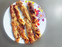 Palito de massa folhada e presunto cru