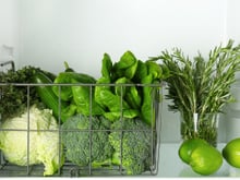 Essa forma de guardar ervas frescas na geladeira é tão eficiente que eu parei de jogar salsinha e coentro fora