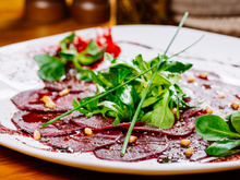 Pra quem ama beterraba: segredo da receita de carpaccio do vegetal está no molho perfeito