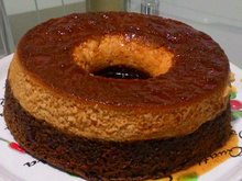 Bolo de chocolate com pudim de leite