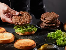 Os chefs adicionam um ingrediente aos hambúrgueres que os torna muito mais suculentos e saborosos