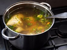 Ferran Adrià, chef: "O caldo de galinha mais gostoso leva 3 carcaças de frango, 80g de cenoura, 130g de cebola e deve ferver por 30 minutos."