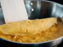 O que os japoneses colocam em suas omeletes para que elas fiquem tão fofinhas e deliciosas? Parece um nuvem e tem um sabor incrível