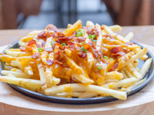 Batata frita com cheddar e bacon
